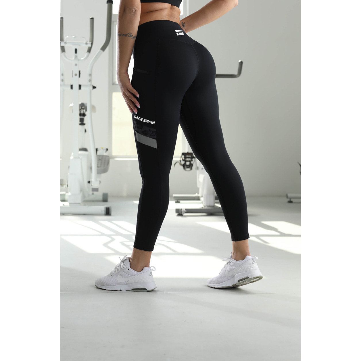 black Women's high quality mid waist yoga leggings with zipper pockets